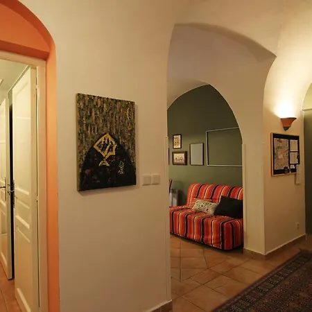 Apartment Vlasska House At The 3 Swallows Prague