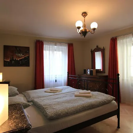 Apartamento Vlasska House At The 3 Swallows Praga