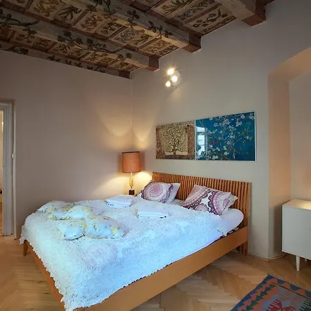 Apartamento Vlasska House At The 3 Swallows Praga