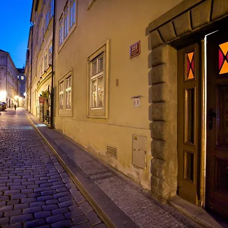 Apartamento Vlasska House At The 3 Swallows Praga