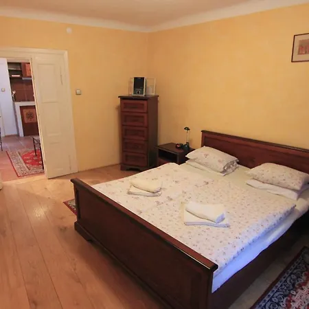 Apartamento Vlasska House At The 3 Swallows Praga